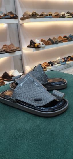 صورة حذاء شرقي نقش  تمساح ارضيه ملبس مريح ومانع الانزلاق